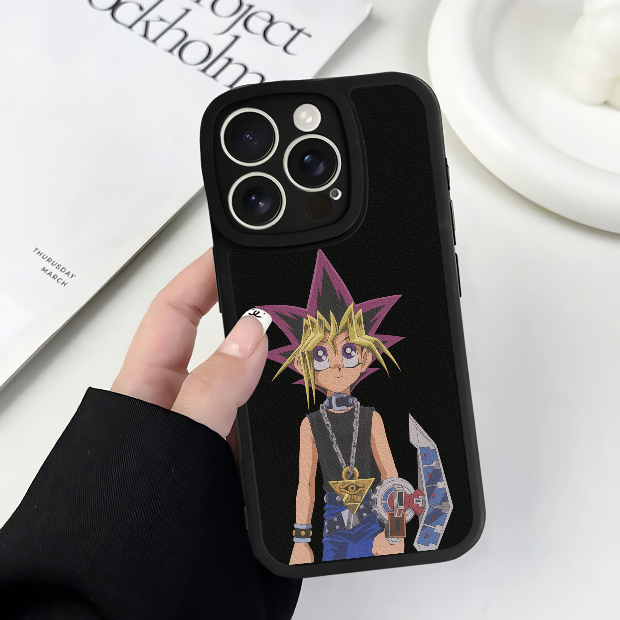 （画像用） 遊☆戯☆王 Yu-Gi-Oh! 【iPhone 16シリーズ対応】シリコンスマホケース（レザー調） 材質：シリコン